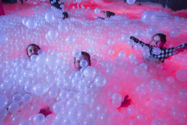 Glowymcglow piscina de bolas para adultos en londres