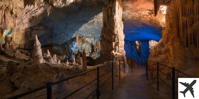 Cavernas de Postonja na Eslovênia subterrânea